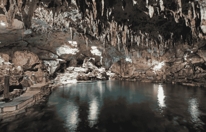 ボホール島　
ヒナグダナン洞窟（Hinagdanan Cave）